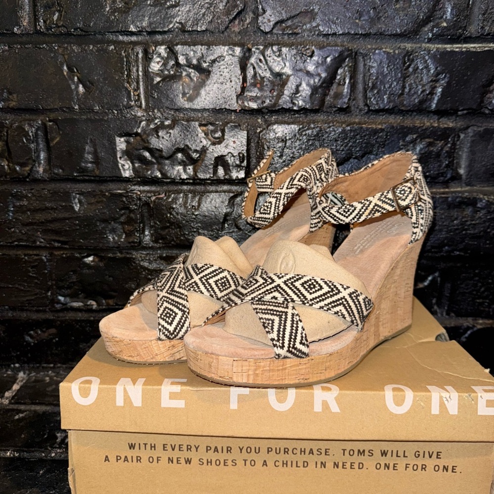 Toms Women's Seinna Aztec Black and white pattern Wedge Heel Sandals Size 10